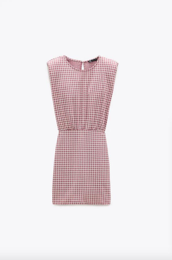 En jacquard, con estampado de cuadros vichy en rosa y blanco, este vestido corto de cuello redondo tiene las mangas sisa con hombreras. De 15,95 euros ha pasado a 7,99 euros y está disponible en las tallas S, M y L.