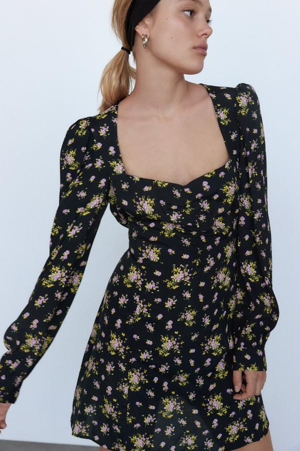 Fondo negro con estampado de flores lilas para este vestido con escote de pico y mangas largas con hombros marcados. Con detalle de frunces delanteros, ha pasado de 29,95 euros a 15,99 euros y está disponible entre las tallas XS y L.