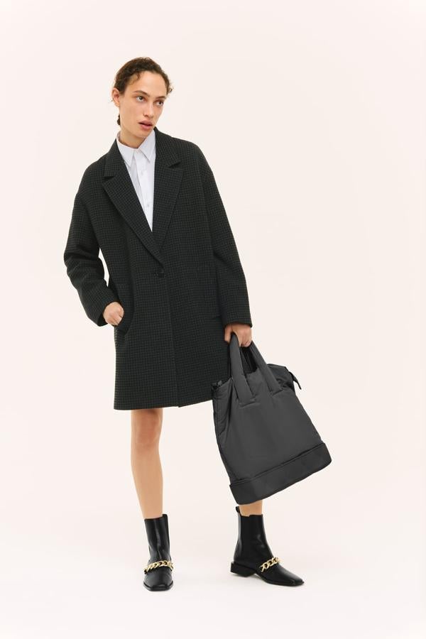 De corte masculino y con un original giro retro, en piel de efecto acharolado y con cadenas en el empeine, de Zara (35,95 €).