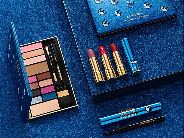 La segunda colección de Chiara Ferragni en colaboración con Lanôme está compuesta por una paleta de ojos y rostro, tres barras de labios, un delineador de ojos y una máscara de pestañas.