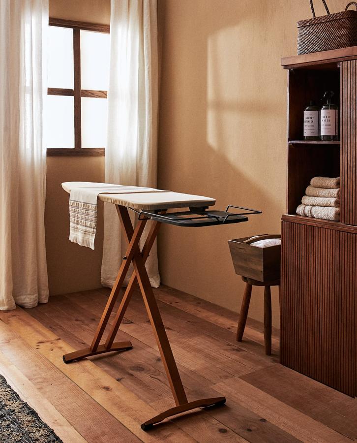 Después del  carrito de la compra viral de Zara , llega a Zara Home otro básico del hogar en versión ‘deluxe’: esta tabla de la plancha de madera e inspiración vintage (129 euros)