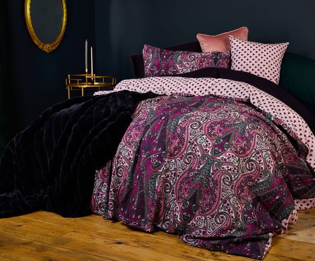 Ya te hemos hablado de  la colección deco más lujosa de Primark Home , pero es que nos tiene enamoradas. Este conjunto de textiles para el dormitorio es un auténtico sueño (desde 16 euros)