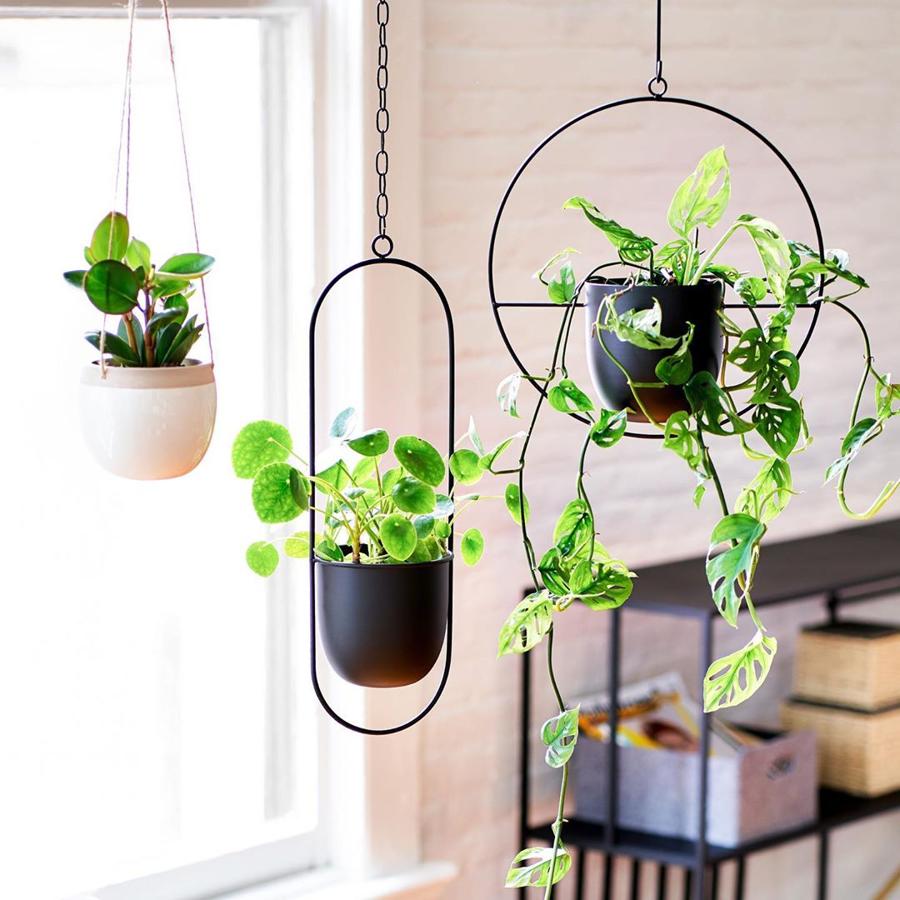 Somos fans incondicionales de  decorar la casa con plantas de interior  (incluso con  plantas artificiales ) y estos maceteros colgantes de Amazon Home nos parecen perfectos para crear un ambiente lleno de color (cpv)