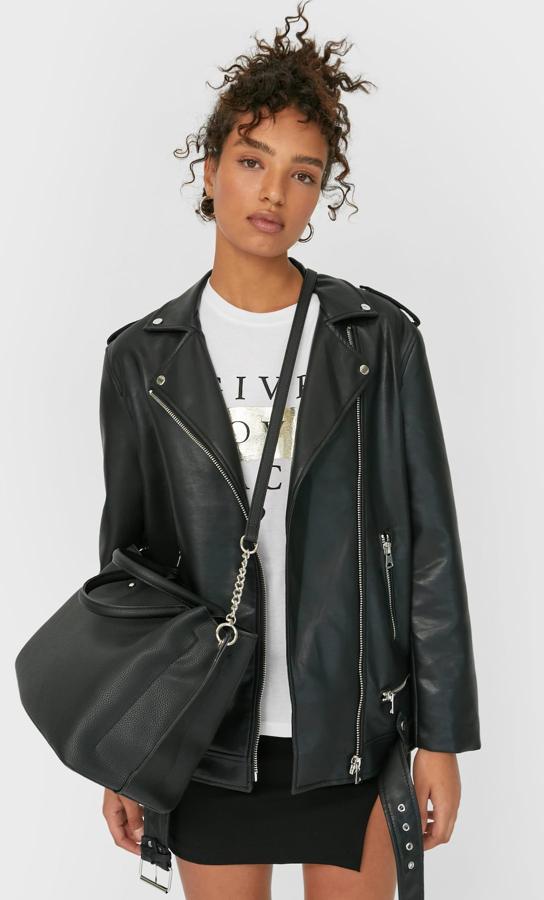 También de los Special Prices, pero esta vez de Stradivarius. Es de tamaño grande pero tan cómodo que incluso lo puedes llevar en bandolera. ¡Y cabe de todo! (9,99 euros).