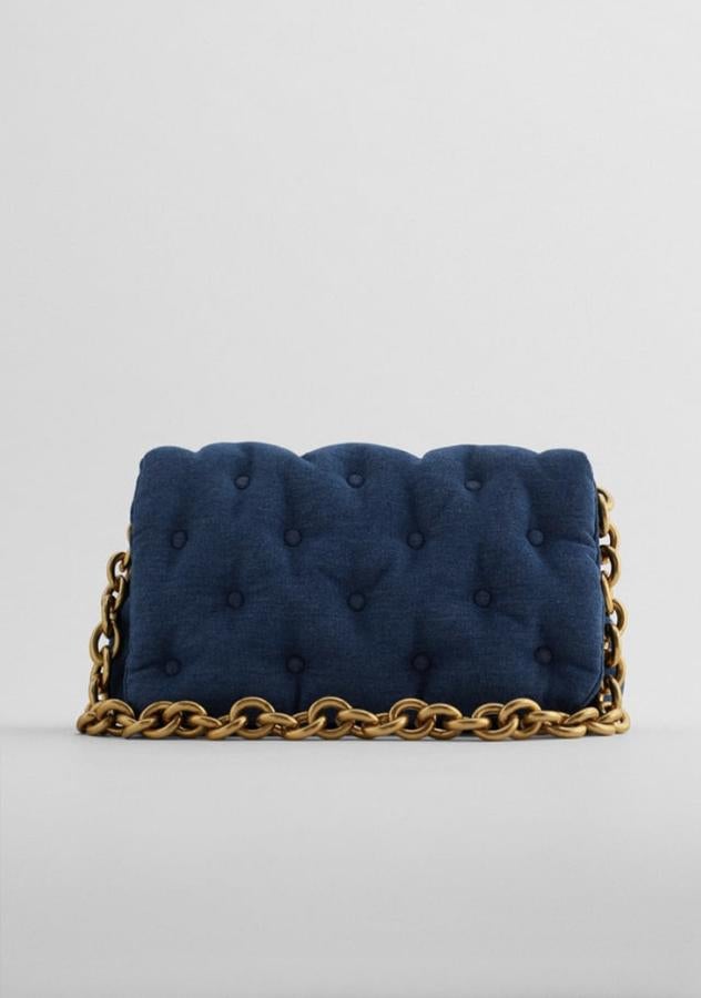 Si quieres un punto original puedes elegir este bolso acolchado en tejido denim de Zara. Nos encanta el detalle de la cadena mate (29,95 euros).