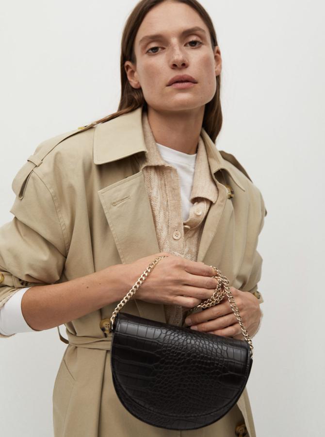 Redondo, con asa de cadena fina y de efecto piel, así es este bolso de Mango perfecto para la noche (15,99 euros).