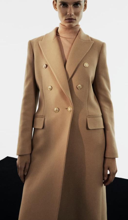 En Zara también tienen un modelo así, pero con un punto más sofisticado gracias a sus botones joya (99,95 euros). ¡Perfecto para tus looks más formales!