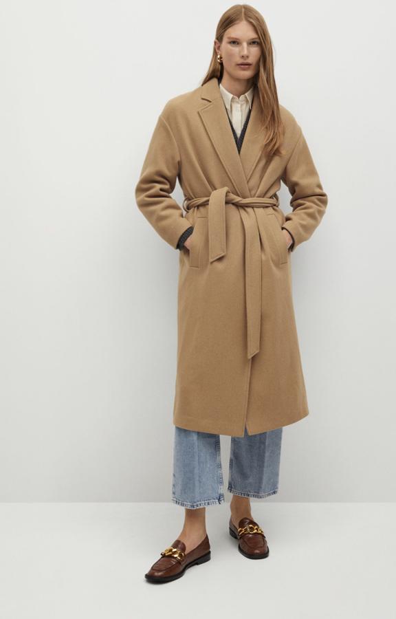 Los abrigos con cinturón son la opción perfecta para las que quieran estilizar la figura gracias a su cinturón, que se ajusta y marca la cintura. Este es de Mango (99,99 euros).