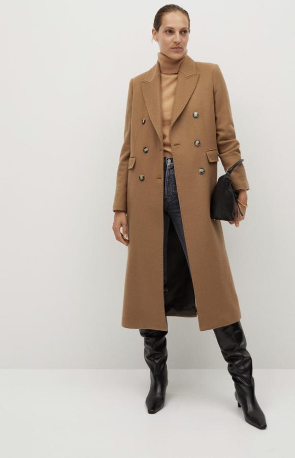 Este diseño de Mango tiene un patrón muy parecido. Largo, de corte masculino y botonadura cruzada es el modelo clásico perfecto para conservar siempre (159,99 euros).