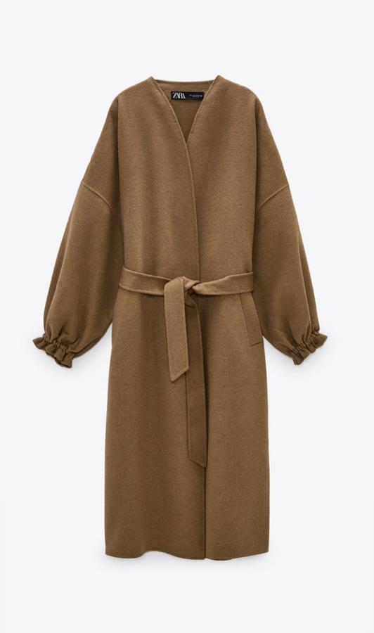 Sin solapas, con cinturón y con detalle fruncido en los puños. Todo esto convierte a este abrigo camel de Zara en el más especial de la temporada. Ya lo tenemos guardado como favorito (79,95 euros).