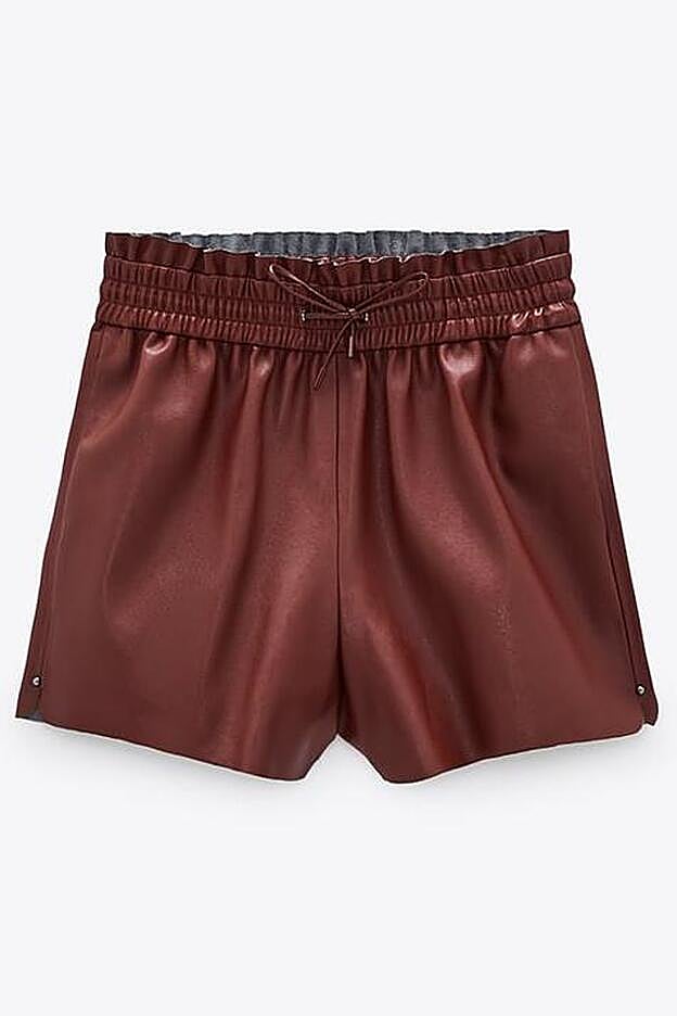 Bermudas efecto piel, de Zara (19,99 €).