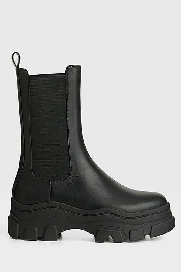 Botas con suela de goma, de Bershka (45,95 €).