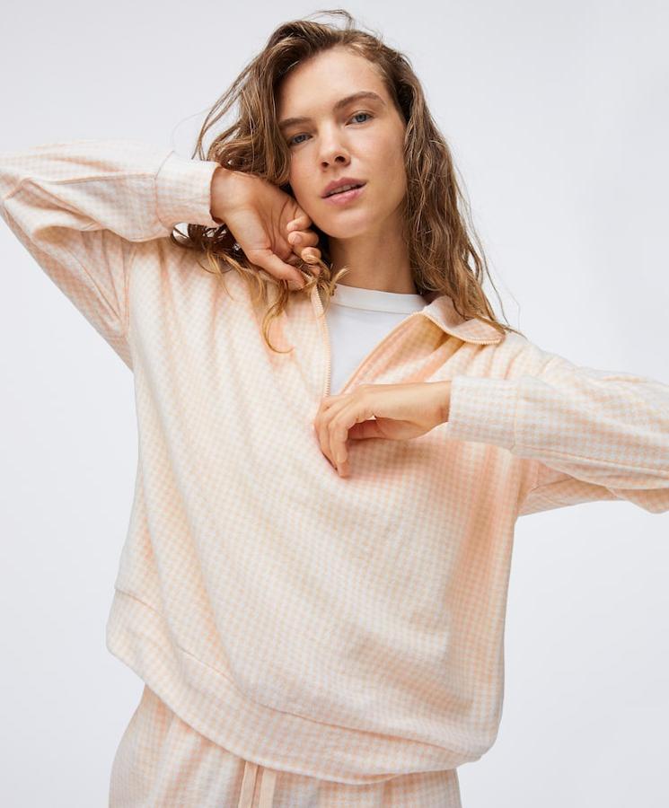 Sudadera con estampado vichy de Oysho, (17,99 euros).