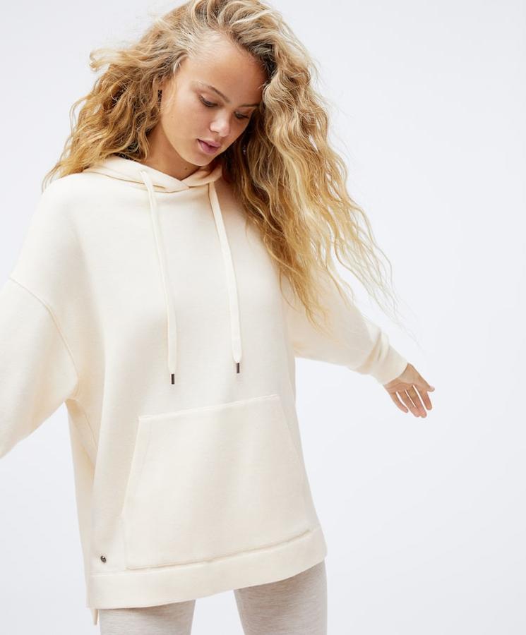 Sudadera blanca oversize de Oysho, (35,99 euros).