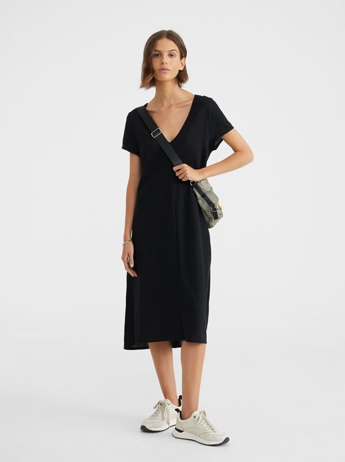 Vestido negro de manga corta de Parfois, (19,99 euros).