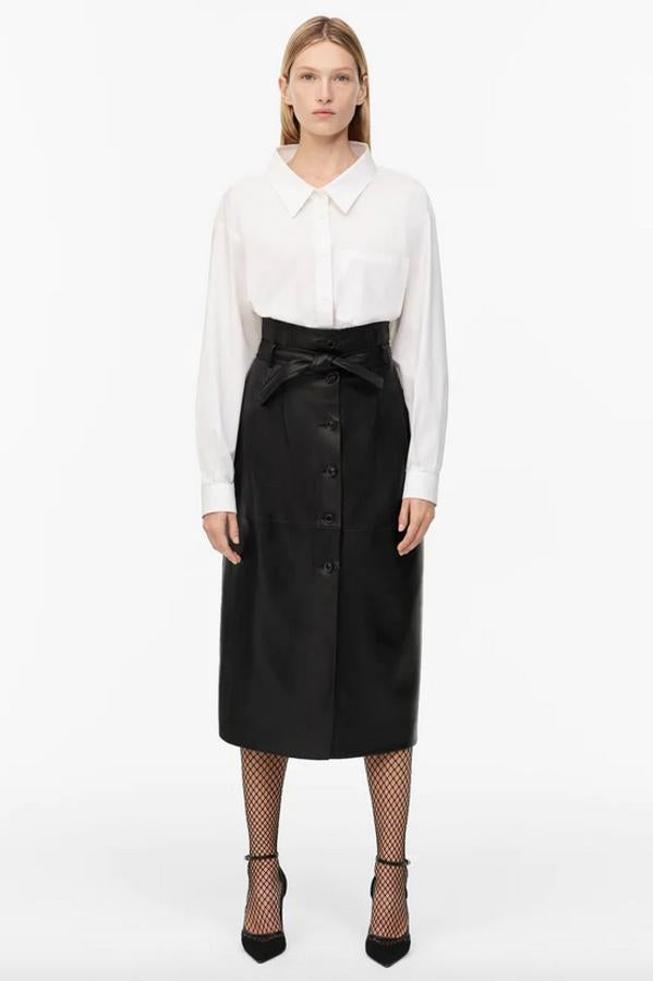 De tiro alto con trabillas, esta falda de piel de Zara pertenece a la colección limitada de la firma y viene con bolsillos laterales, detalle de pinzas y bajo con abertura en el frontal con cierre de botones combinados a tono. Tiene un precio de 89,95 euros y está disponible entre las tallas XS y L.