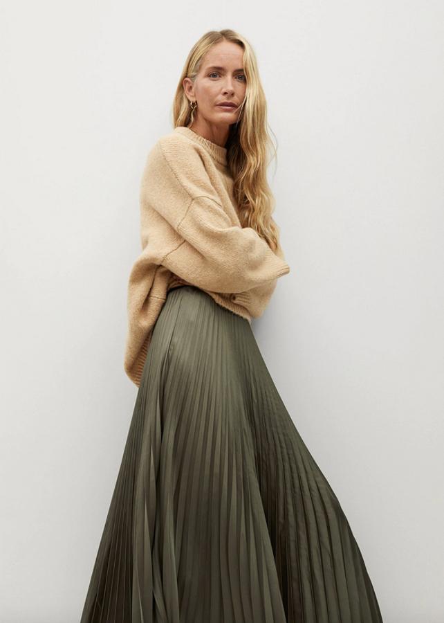 Confeccionada con poliéster reciclado, esta falda midi plisada de Mango en color caqui viene con diseño acampanado y acabado satinado. Tiene un precio de 29,99 euros y está disponible entre las tallas XS y XL y en color negro.