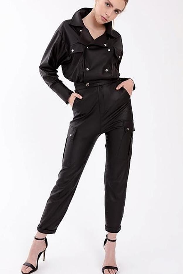 Este es el mono Jack que le hemos visto a Laura Matamoros. Es de la firma de María pombo, Name the brand.