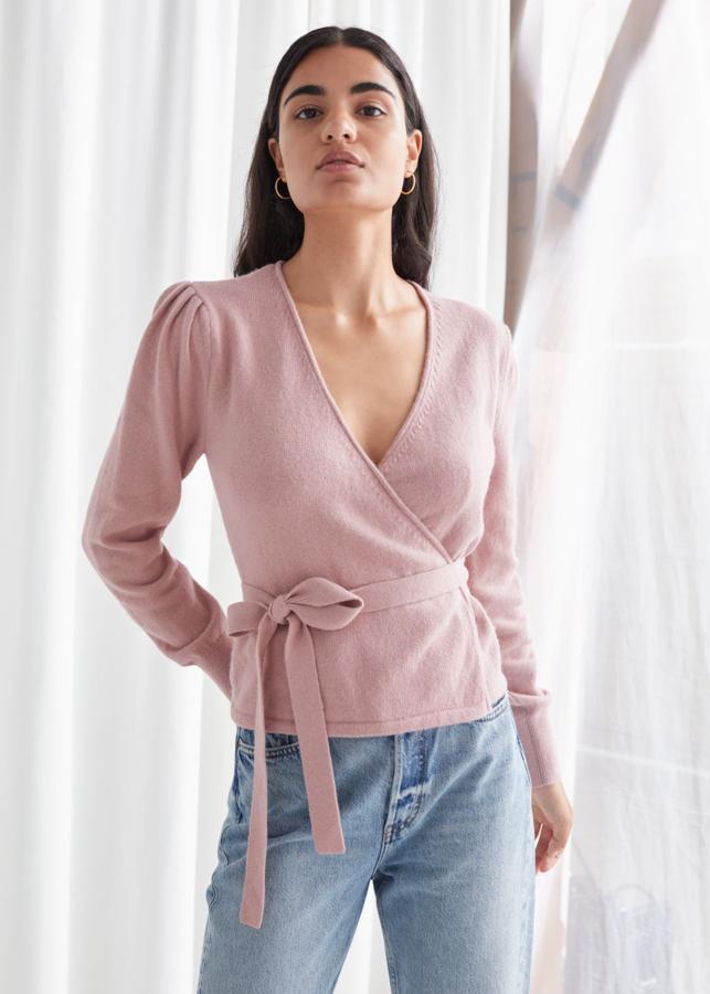 Chaqueta cruzada con detalle de mangas puffy, de &Other Stories (69 euros).