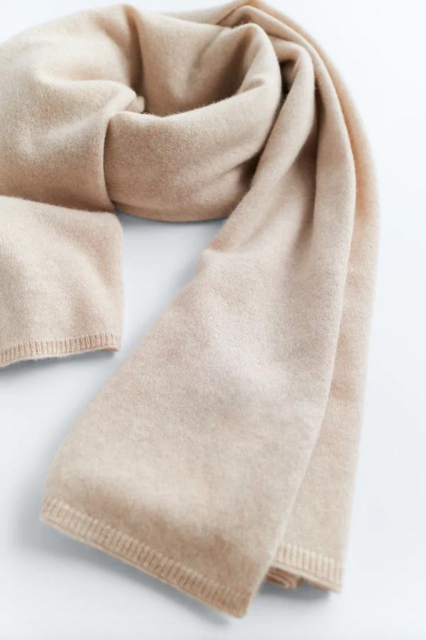 En tostado, negro, gris vigoré, azul vigoré y beige, esta bufanda confeccionada en cashmere es de Zara y tiene un precio de 79,95 euros.