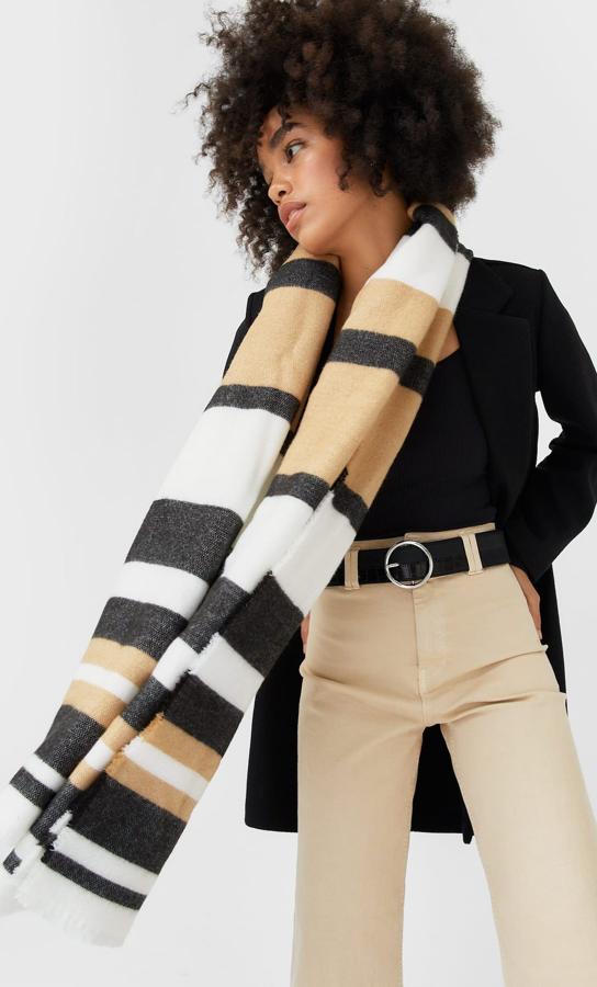 Esta bufanda de Stradivarius en color blanco viene con estampado de rayas en negro y beige y tiene un precio de 15,99 euros.