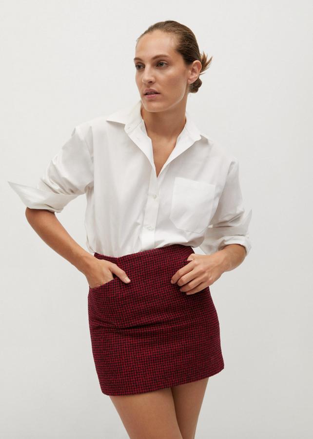En la colección sostenible de Mango hemos encontrado esta minifalda de lana con estampado pata de gallo sobre fondo rojo. Con detalle de pinzas, bolsillos laterales y cierre de cremallera en la parte posterior, tiene un precio de 29,99 euros y está disponible entre las tallas XS y XL.