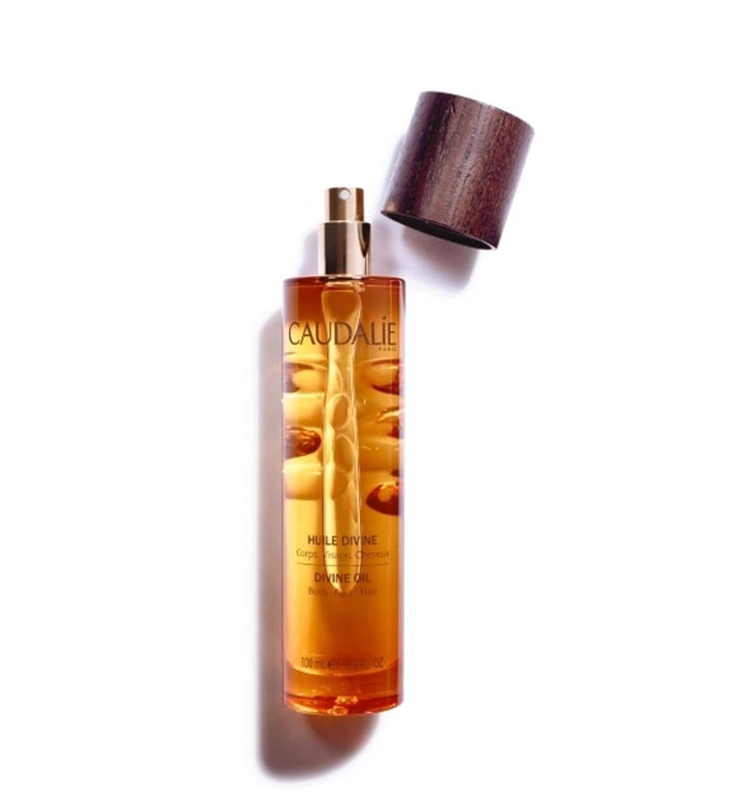 Elaborado con 96% de ingredientes de origen natural, combina tratamiento (aceite des de uva, argán hibisco y sésamo, polifenoles de uva y manteca de karité para nutrir, regenerar, equilibrar, suavizar y embellecer la piel) y perfume (contiene notas de rosa, pomelo, pimienta rosa, cedro, vainilla y almizcle blanco). Se puede usar en cuerpo, rostro y cabello.  Aceite Divino de Caudalie  (26,90 €).