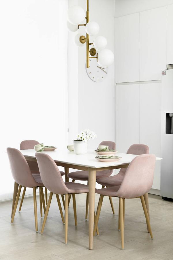 Por último, nos colamos en en la zona del office, en la que, como cuentan desde Kenay Home, "se mantuvo el toque chic del hogar, combinando la mesa Vecare con las sillas Wave. El toque gold, llega de la mano de la lámpara Han, encima de la mesa: la luz y sofisticación que buscábamos".