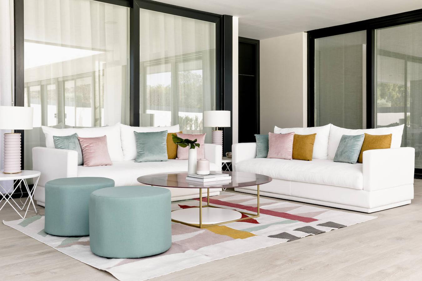 "Pasando a la terraza, nos reciben dos cómodos sofás Kalos en color blanco y con una distribución en L, una composición muy acogedora que completan dos pufs Harmony tapizados en menta, donde disfrutar de tardes con familiares y amigos", detallan desde la firma de decoración.