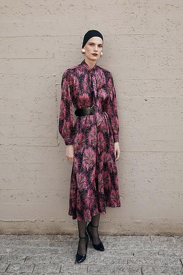 Vestido de invitada, con estampado de flores y lazada, de Sfera (49,99 euros).