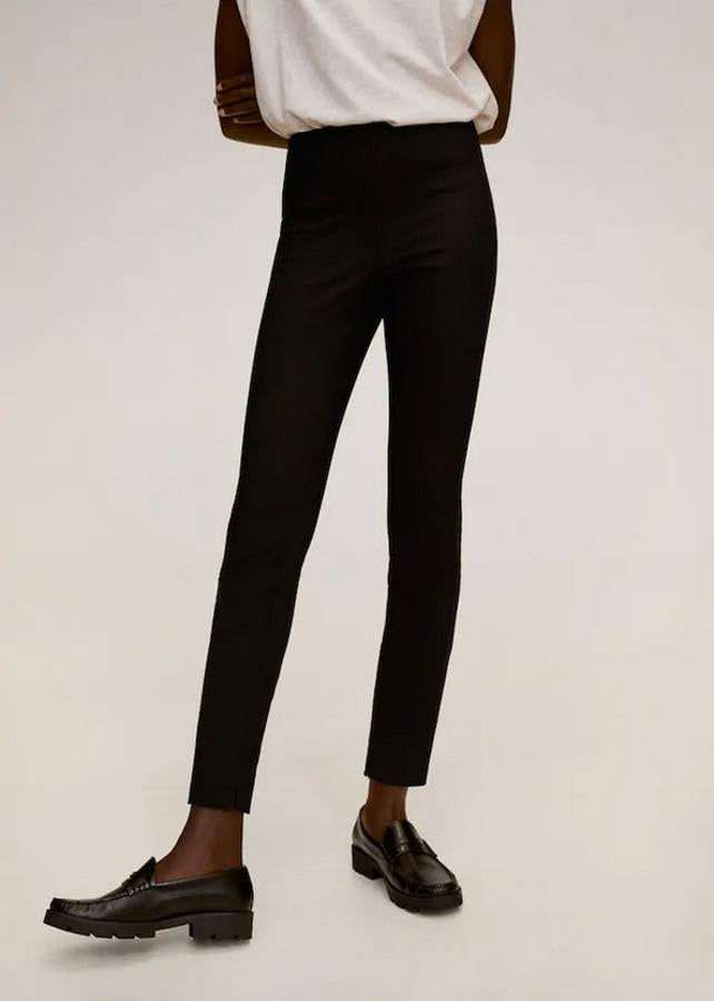 En algodón, con corte recto, tiro medio y cintura elástica, este pantalón de alta elasticidad de Mango nos ayuda a esculpir nuestra figura con gran comodidad. Tiene un precio de 19,99 euros y está disponible entre las tallas 32 y 40, además de la 44.