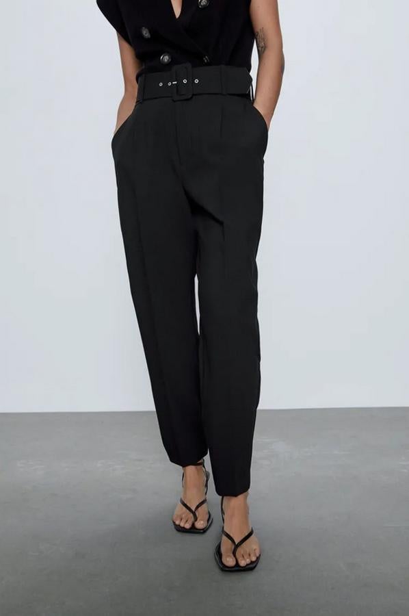 De tiro alto, con bolsillos delanteros y falsos bolsillos de doble vivo en la espalda, este pantalón de Zara viene con cinturón del mismo tejido con hebilla forrada. Cuesta 29,95 euros y está disponible entre las tallas XS y L.