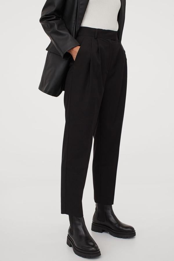 Este pantalón de H&M viene con diseño tobillero con cintura ancha gruesa de talle alto y pliegues delanteros y pinzas en la espalda para estilizar la figura. Con perneras rectas con raya, cuesta 24,99 euros y está disponible entre las tallas 32 y 50.