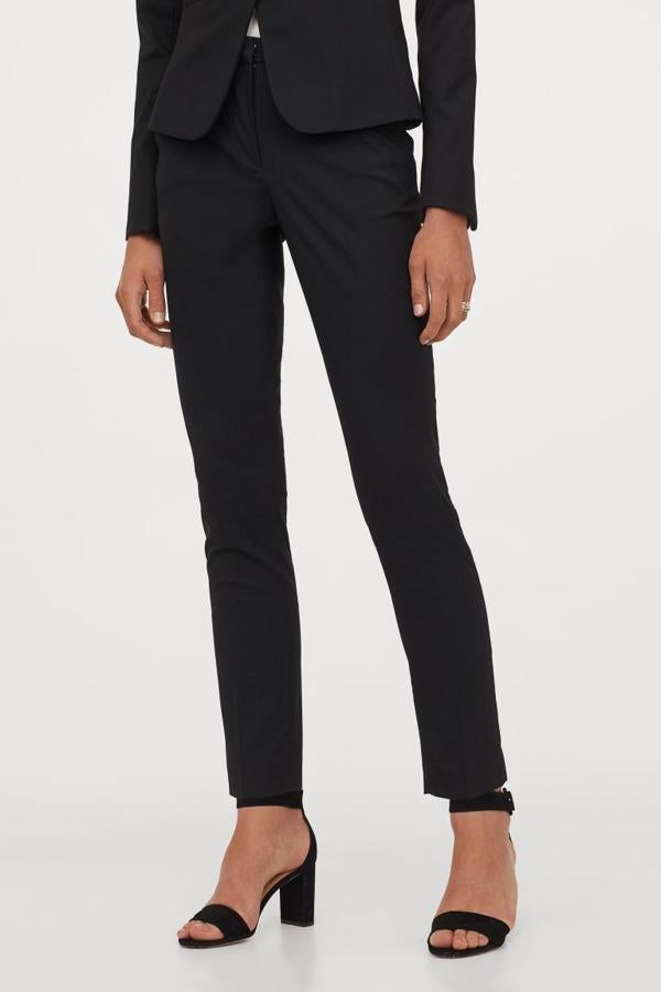 En tejido elástico, con cintura estándar, bolsillos al bies y perneras pitillo con raya, este pantalón de H&M cuesta 24,99 euros y está disponible entre las tallas 32 y 50.
