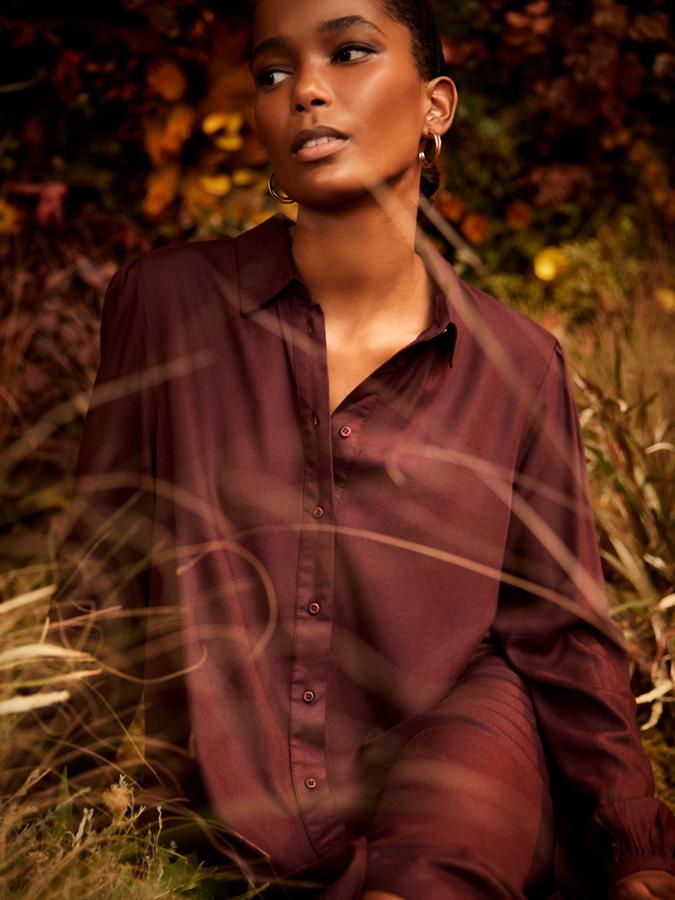 El color vino o en caqui, este vestido corto con cuello camisero está confeccionado en viscosa suave y corte holgado. Tiene un precio de 12,99 euros y está disponible entre las tallas XS y XXL.