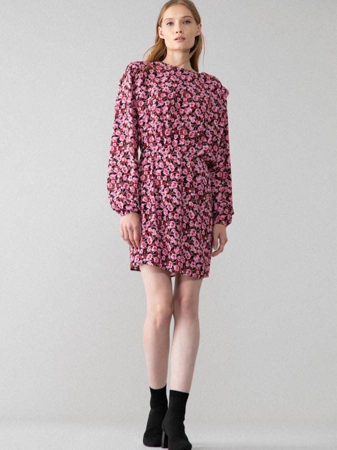 Confeccionado en viscosa, con hombreras y mangas largas, este vestido mini con cuello redondo y pliegues en la cintura viene con un colorido estampado de rosas con detalles en negro y rojo. Tiene un precio de 17,99 euros y está disponible en las tallas S, M y L.