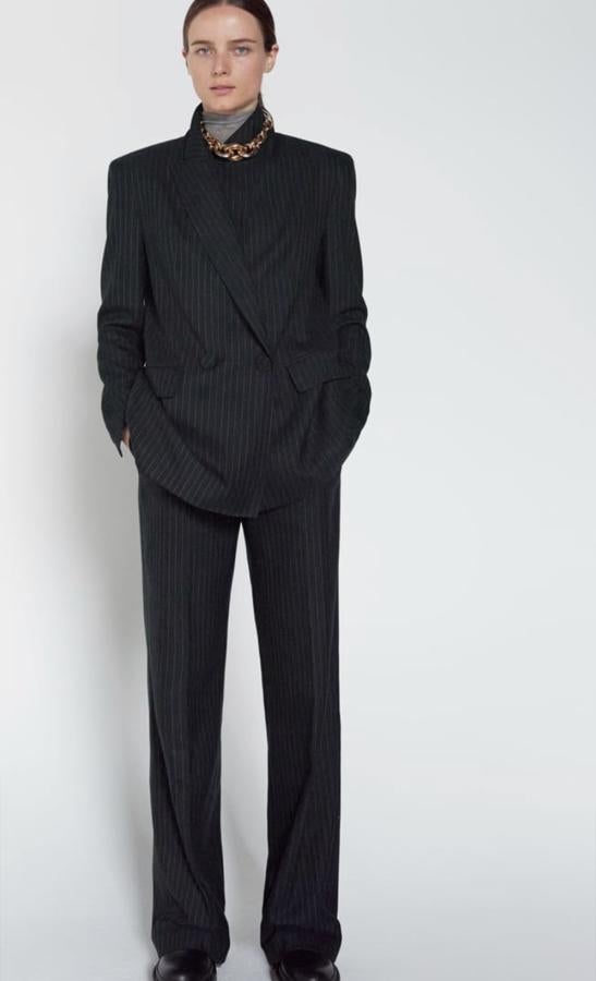 Blazer cruzada de lana con corte masculino con los botones forrados, de Zara (59,95 euros).