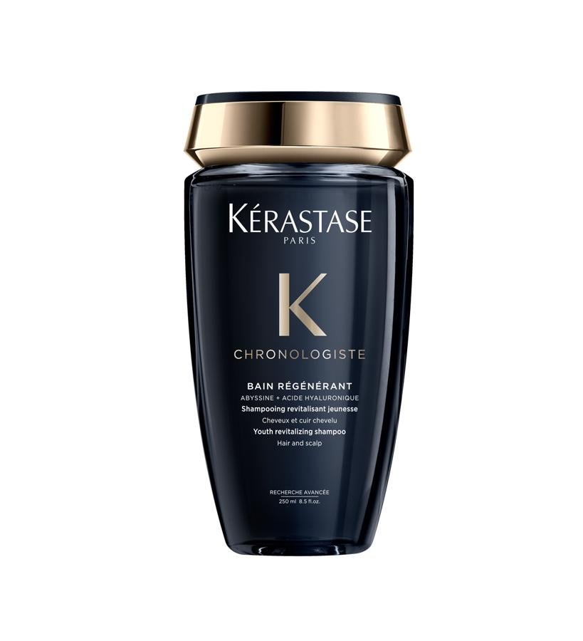 Contiene activos regenerantes que revitalizan el cuero cabelludo y el cabello como el ácido hialuronico, su ingrediente principal, la vitamina E y el abyssine, procedente de las profundidades marinas. Elimina las impurezas del cabello y el cuero cabelludo, nutre e hidrata la fibra, redensifica, hidrata y devuelve el brillo.  Bain Régénérant Chronologiste de Kérastase  (26,30 €).