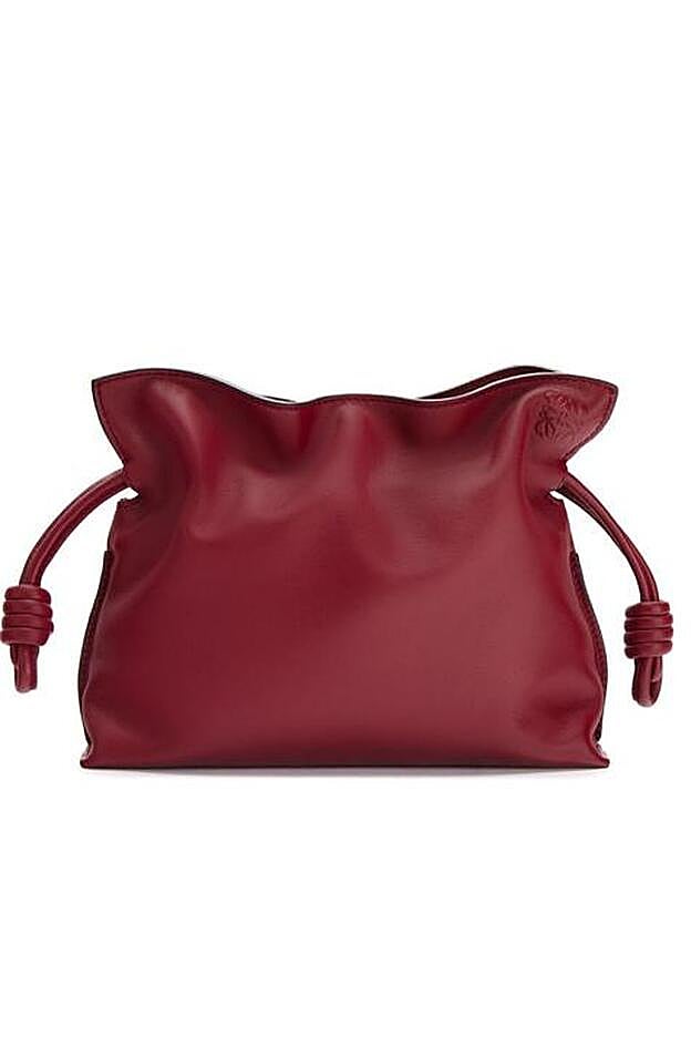 Miniclutch Flamenco en piel de ternera napa, de Loewe (1.250 €).