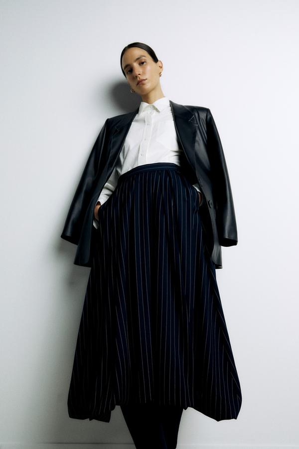 Falda midi abullonada con estampado de raya diplomática, de Sfera (39,99 euros).