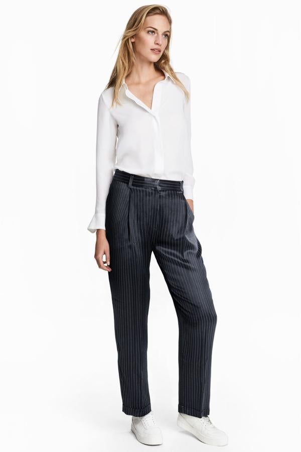 Pantalón de vestir con raya diplomática en tejido satinado, de las rebajas de H&M (21,99 euros):