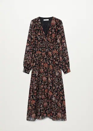 Y aunque el estampado de flores haya ido desapareciendo poco a poco de las colecciones, aún quedan algunas joyas como este vestido midi de Mango. (49,99 euros).