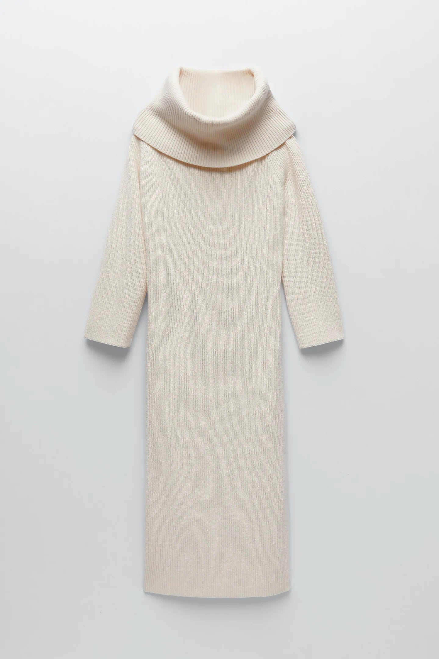 Vestido de punto blanco con cuelo envolvente XXL de la nueva colección de Zara. Ideal para llevar con botas, botines o deportivas los siete días de la semana (29,95 euros).