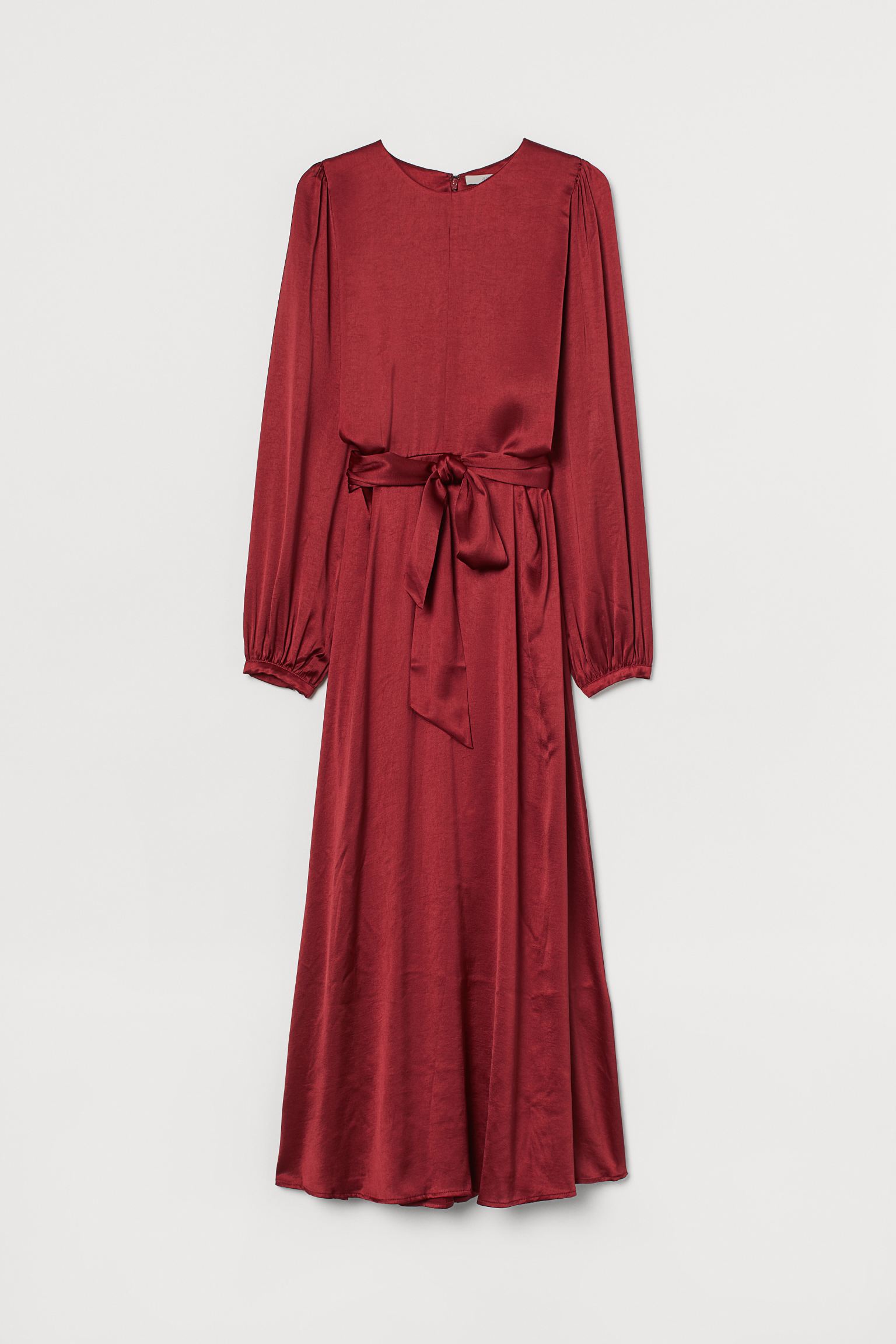 Y si tu lo tuyo es la elegancia, este vestido midi de satén fluido te resultará tan irresistible como a nosotras. En H&M lo han combinado con unas botas negras y sienta de maravilla. (59,99 euros).