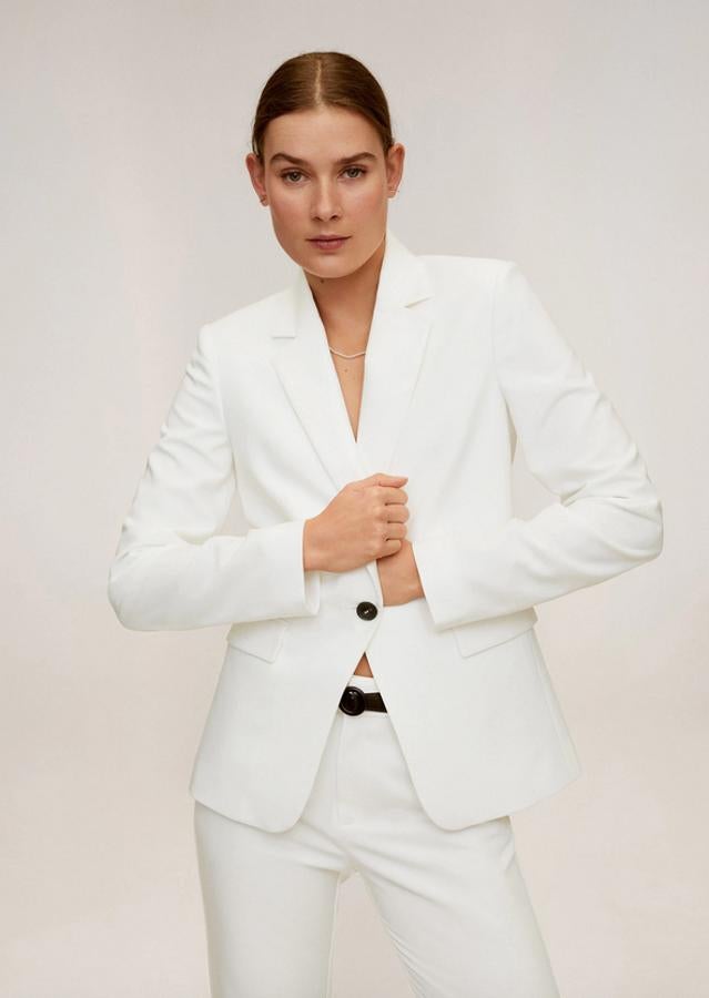 Esta americana blanca es ideal para aportar luminosidad a nuestros estilismos y viene con hombros estructurados, solapas con muesca, dos bolsillos de solapa en la parte frontal y cierre de botón a contraste en color negro. De 39,99 euros ha pasado a costar 29,99 euros y podemos encontrarlo entre las tallas 34 y 44.