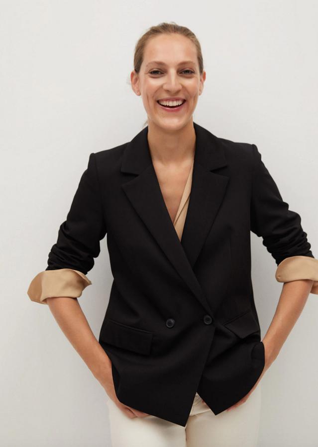 Otra propuesta en color negro es esta americana de doble botonadura frontal con hombreras, dos bolsillos de parche laterales y manga larga con puños abotonados. Costaba 49,99 euros y ahora podemos comprarla entre las tallas 32 y 44 por 29,99 euros.