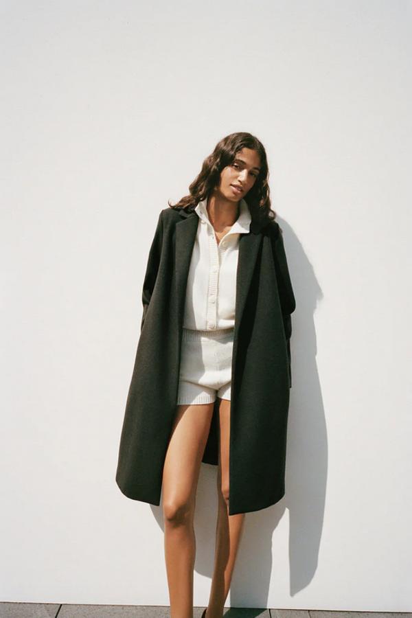 Este abrigo de cuello solapa y manga pertenece a la colección sostenible de Zara y no tiene ni botones de cierre ni cinturón. Cuesta 29,95 euros y está disponible entre las tallas S y XL.