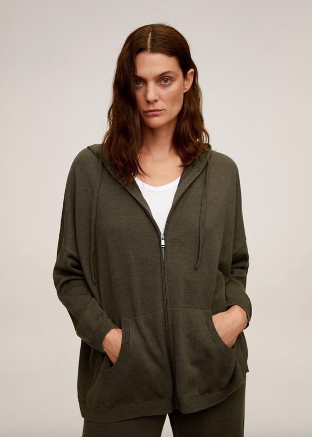 Diseño oversize para esta sudadera de Mango en color caqui, con capucha, dos bolsillos laterales y cierre de cremallera. Podemos encontrarlo en las tallas S y M por 29,99 euros.