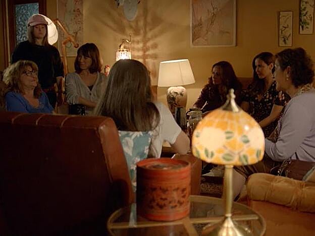 Amparo en el club de lectura de la asociación.