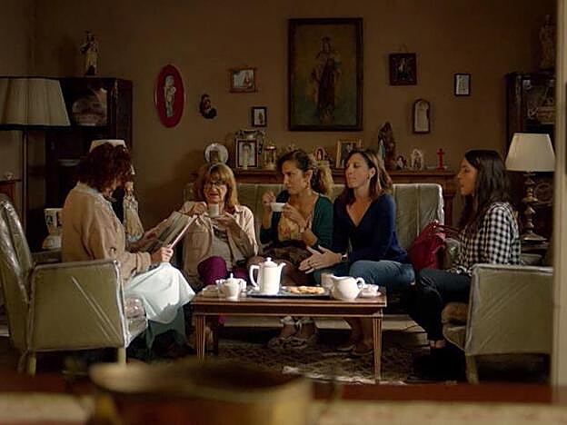 Las protagonistas de 'Señoras del (H)AMPA' en una de sus investigaciones.